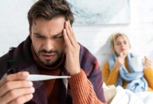 coppia con sintomi influenza con febbre, mal di testa e raffreddore