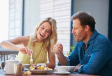 una coppia fa colazione insieme