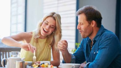 una coppia fa colazione insieme