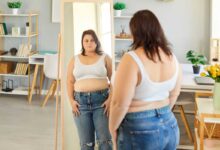 donna obesa che si specchia