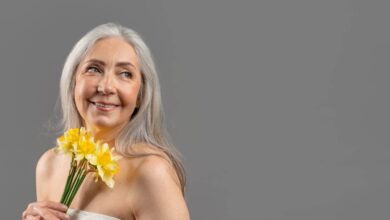 una signora con un mazzo di fuori in mano