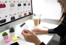 donna che acquista online inserendo codici della carta di credito