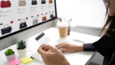 donna che acquista online inserendo codici della carta di credito