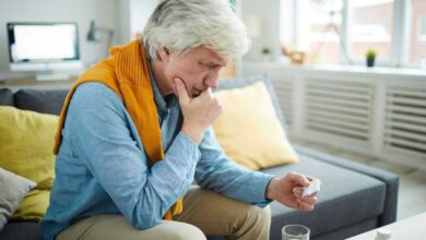 uomo con scompenso cardiaco che inizia a essere confuso e non sa che farmaci deve prendere