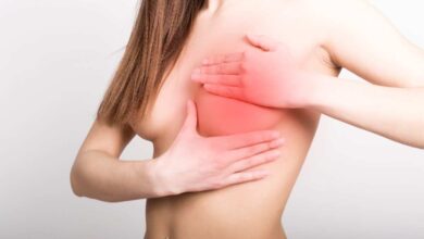 una donna procede all'autopalpazione del seno