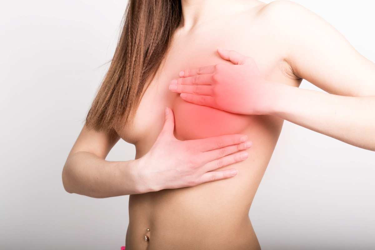 una donna procede all'autopalpazione del seno