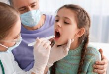 bambina con sospetto streptococco che viene visitata dalla pediatra