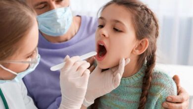 bambina con sospetto streptococco che viene visitata dalla pediatra