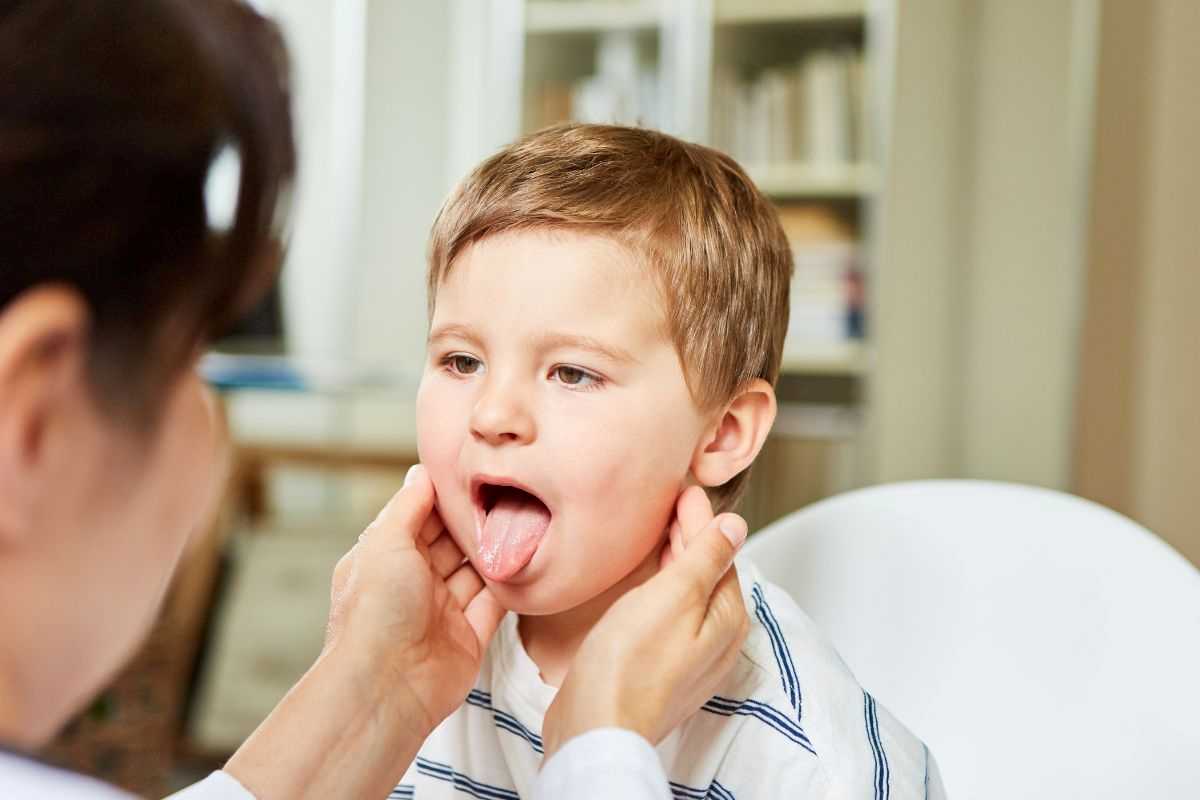 mamma tocca linfonodi del collo del suo bambino