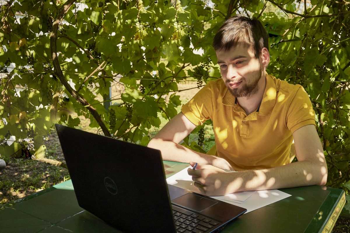 ragazzo che studia immerso nel verde