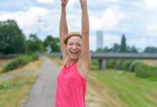 una donna di cinquant'anni contenta di fare sport