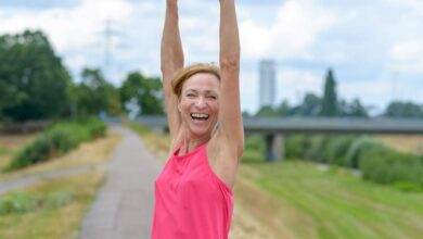 una donna di cinquant'anni contenta di fare sport