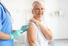 donna anziana che si sottopone a vaccino pneumococco e rsv