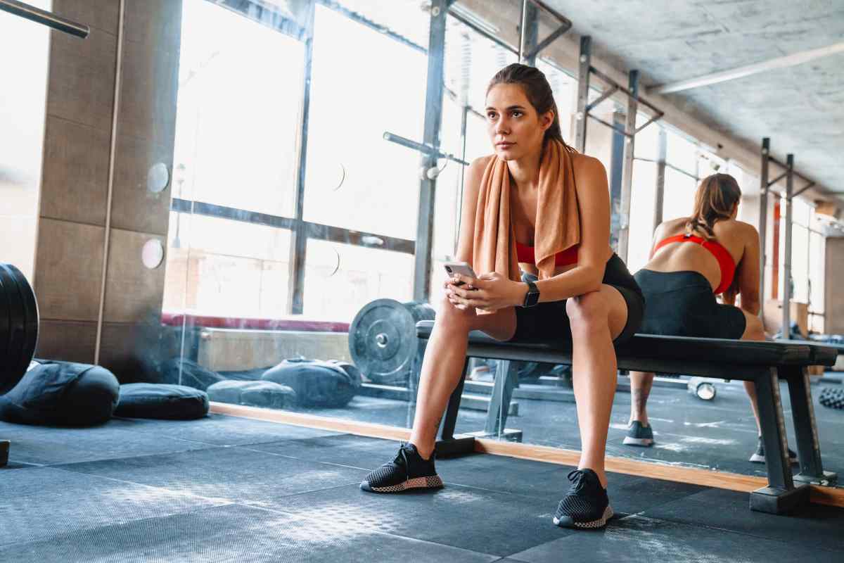 una donna in palestra durante un momento di recupero