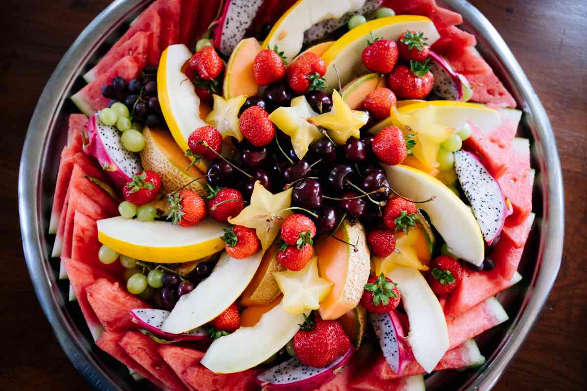 un insieme di frutta pronto per essere mangiato
