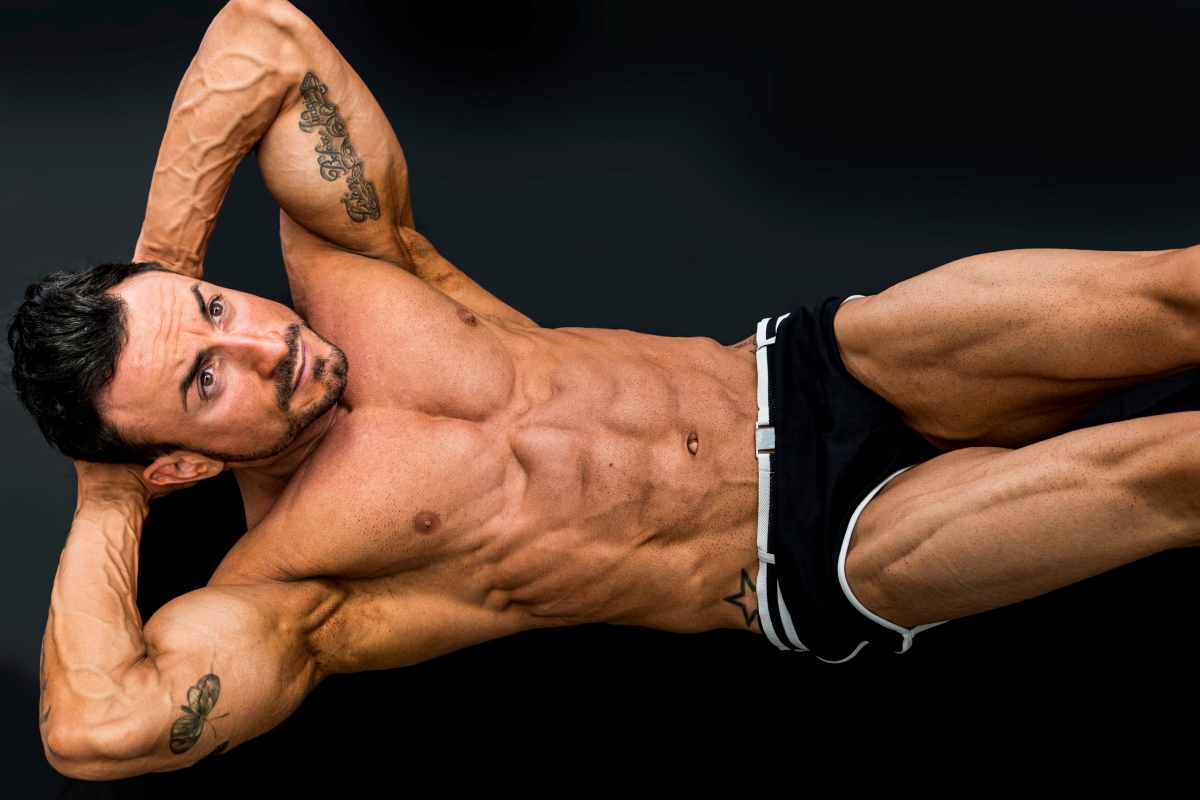 un uomo molto muscoloso si allena a torso nudo 