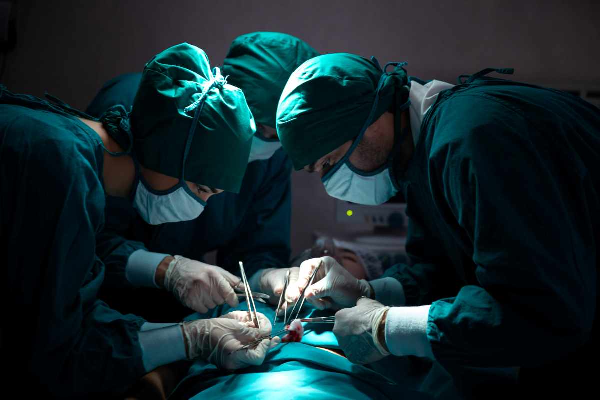 un'équipe medica al lavoro in sala operatoria