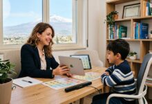 psicologa che usa la comunicazione aumentativa alternativa per aiutare un bambino a comunicare