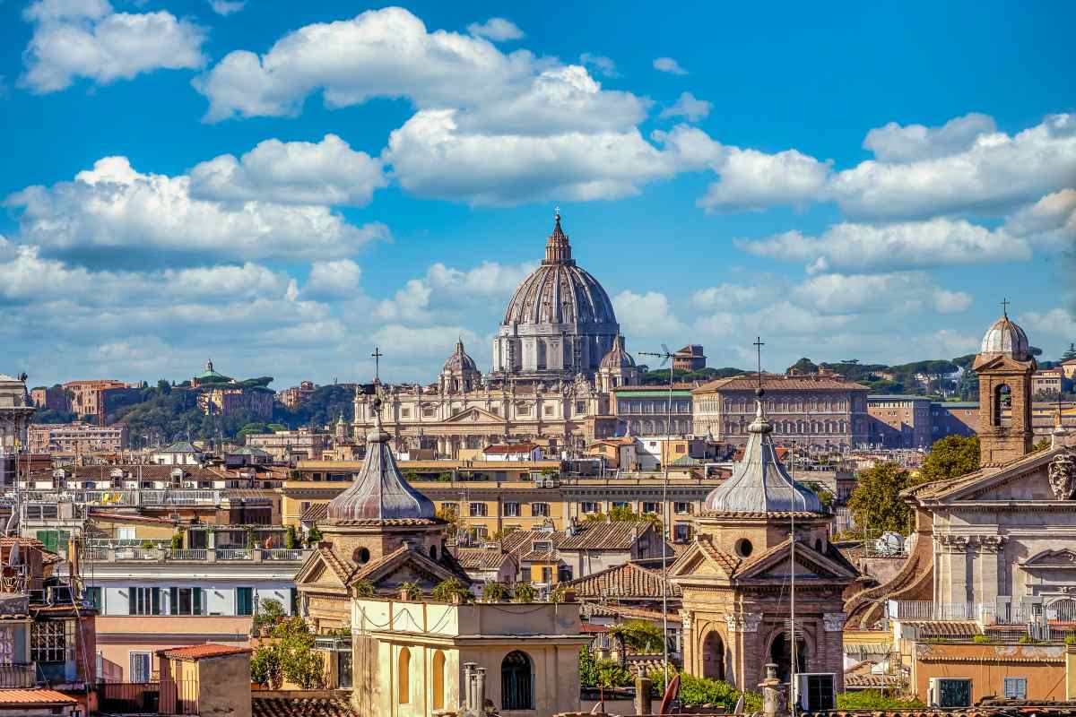 immagine di Roma con la cupola di San Pietro