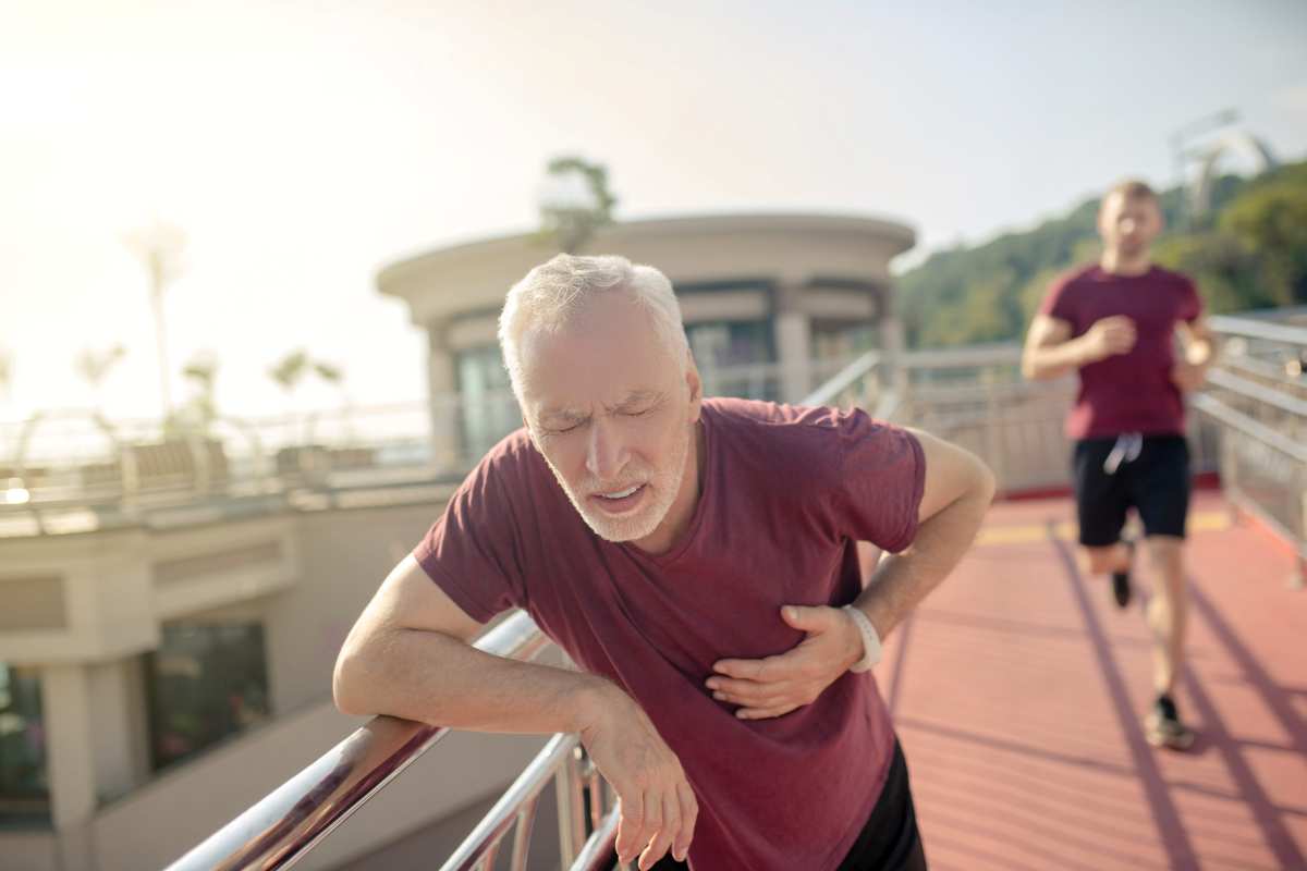 un uomo corre con un amico e si ferma per un dolore al torace