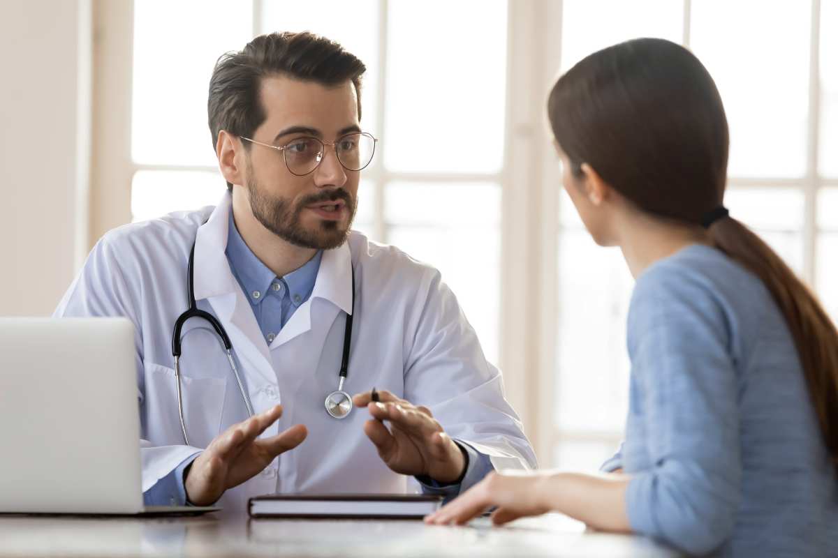 un medico e una paziente parlano