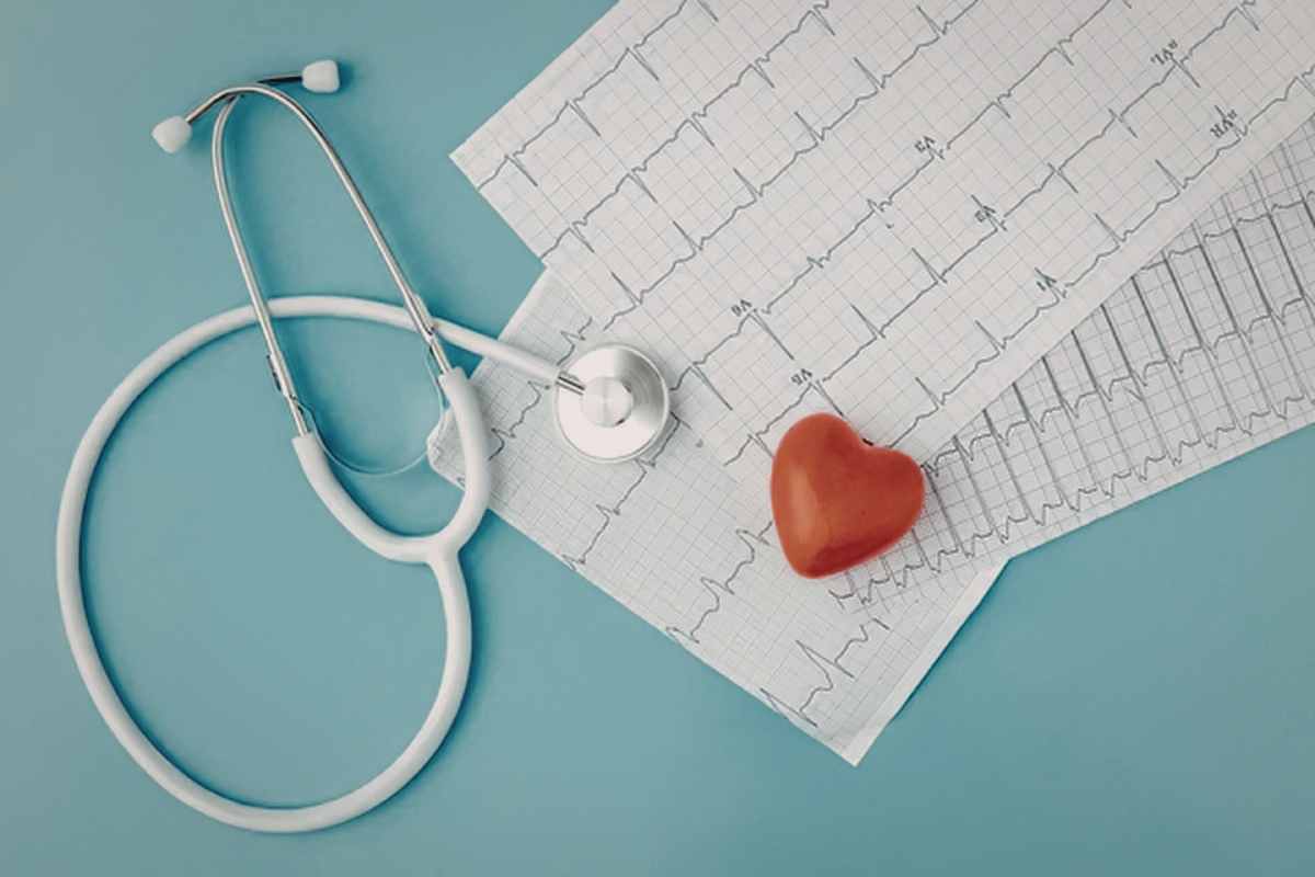 uno stetoscopio su un elettrocardiogramma cartaceo