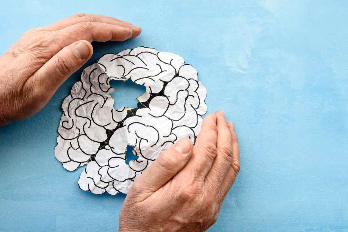 cervello di carta con un buco