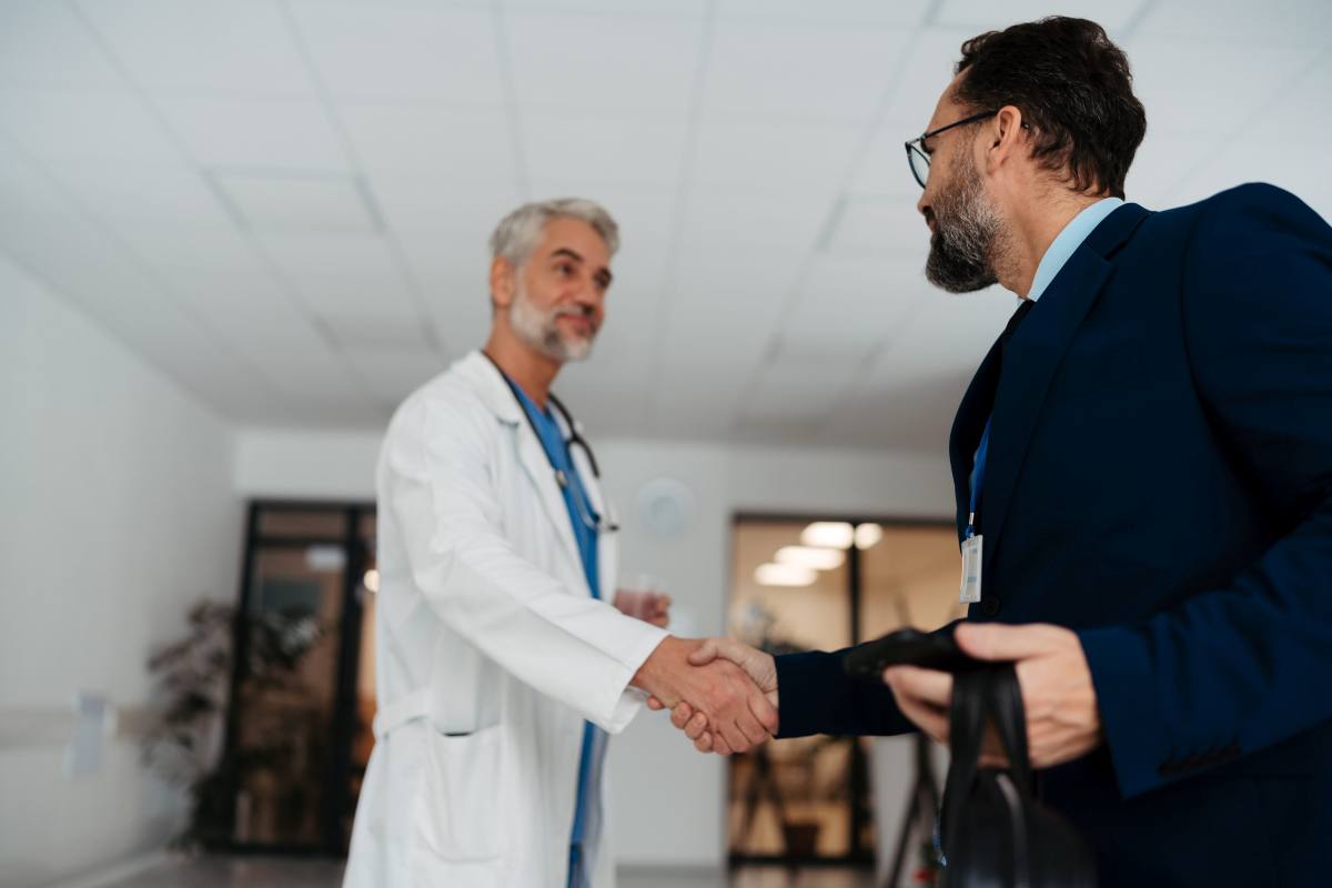 un medico empatizza con un paziente