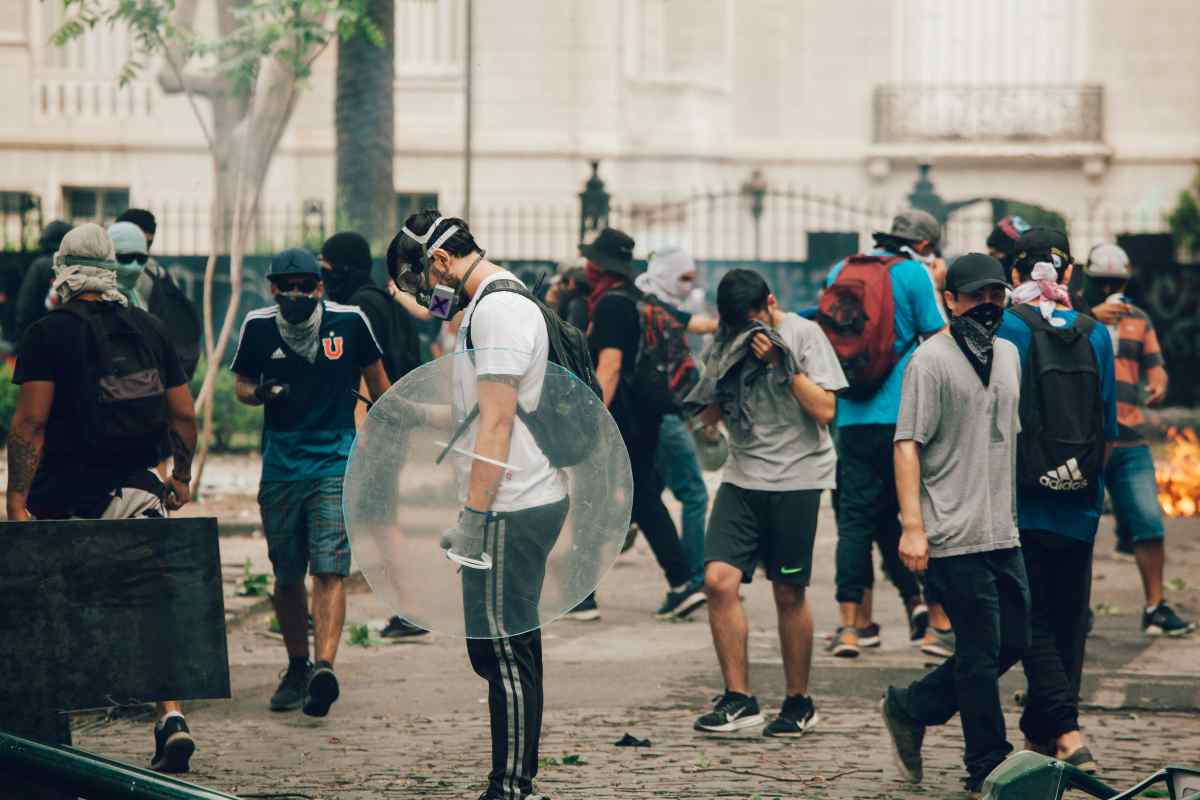 giovani che manifestano con rabbia
