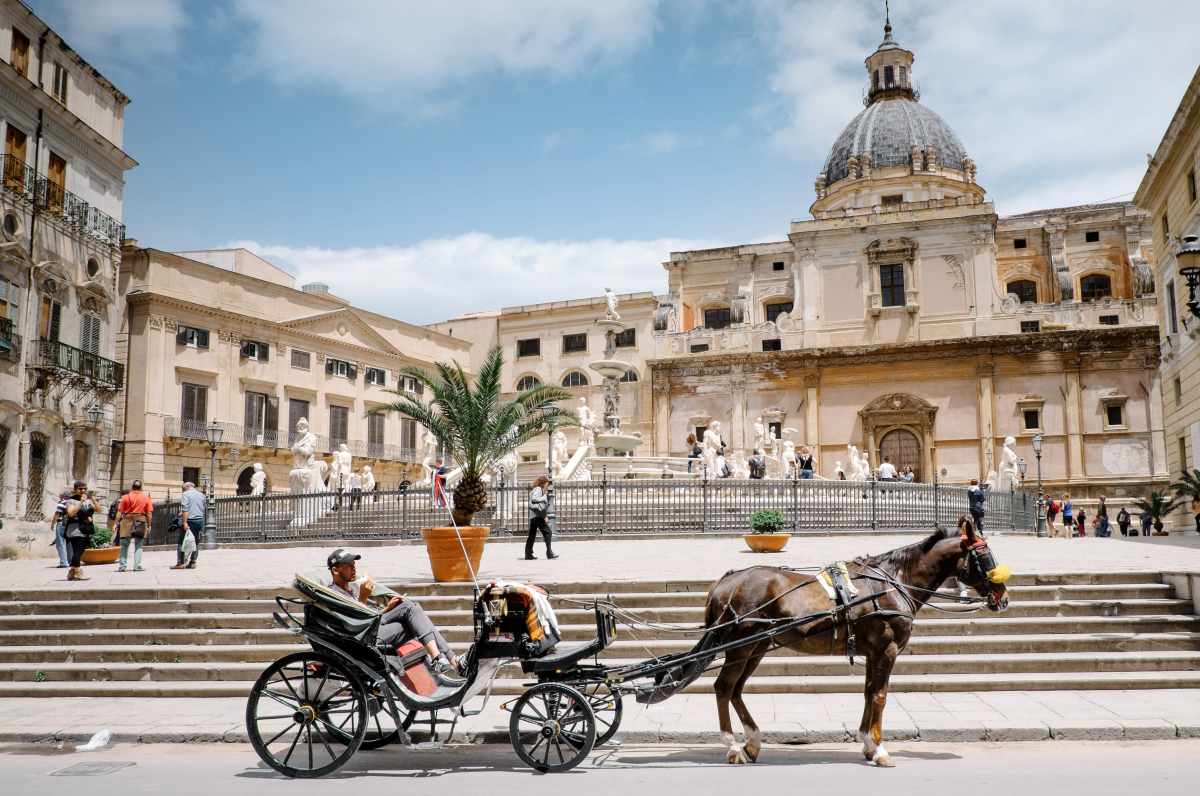 la piazza della cattedrale di Palermo con il tipico carretto trainato da un cavallo
