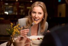 una donna a cena
