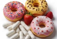 tre ciambelle, una fragola e antibiotici