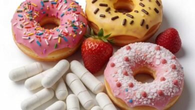 tre ciambelle, una fragola e antibiotici