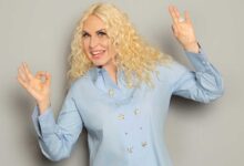 antonella clerici dopo i 50 anni posa facendo l'ok con le mani