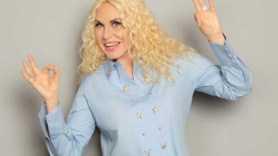 antonella clerici dopo i 50 anni posa facendo l'ok con le mani