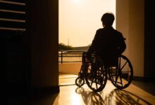 giovane sulla sedia a rotelle con atrofia muscolare spinale