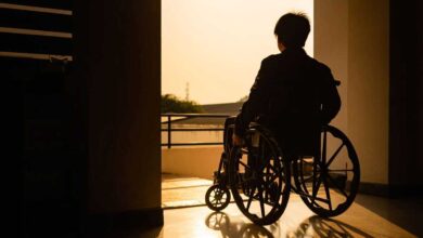 giovane sulla sedia a rotelle con atrofia muscolare spinale