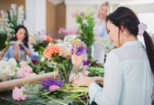 donna che fa attività creative in autunno come workshop di floral design