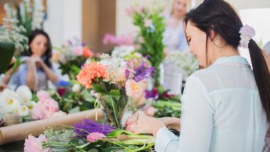 donna che fa attività creative in autunno come workshop di floral design
