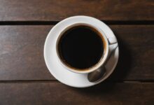 tazzina di caffè su tavolo di legno scuro