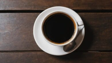 tazzina di caffè su tavolo di legno scuro