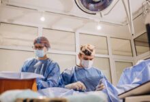 un'équipe medica in sala operatoria