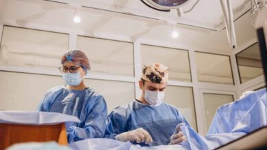 un'équipe medica in sala operatoria