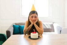 donna triste di compiere gli anni perché ha il birthday blues