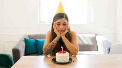 donna triste di compiere gli anni perché ha il birthday blues