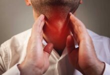 uomo che tocca con le mani la gola in prossimità di cisti alle corde vocali