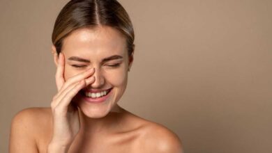 donna sorridente che mostra pelle luminosa grazie alla beauty routine herbalife