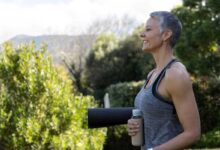 donna in menopausa che si tiene in forma per prevenire l'osteoporosi