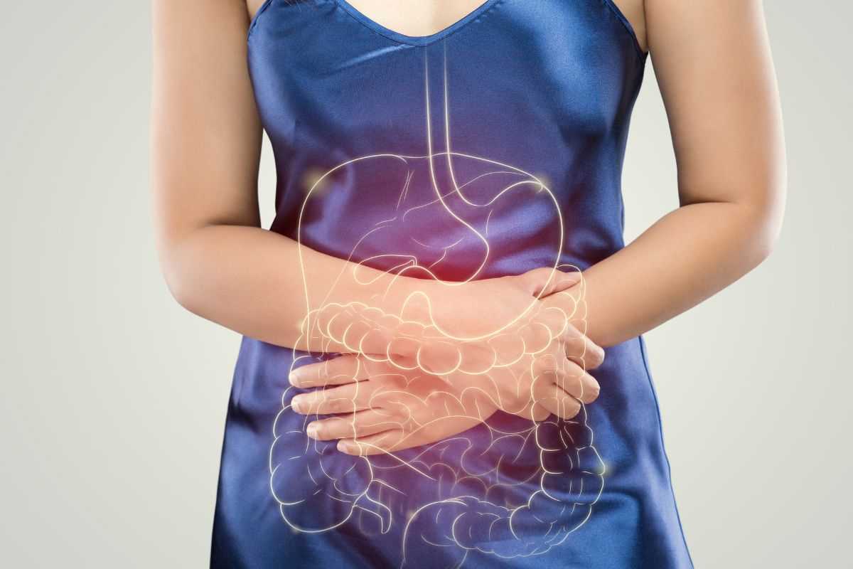 donna che si mette le mani in prossimità dell'intestino