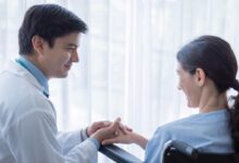 un medico empatizza con una paziente